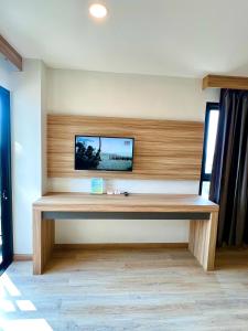TV a/nebo společenská místnost v ubytování เวลโกรว์ โฮเทล - Wellgrow Hotel
