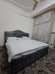 Postel nebo postele na pokoji v ubytování XINJIANG HOTEl