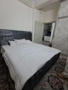 Postel nebo postele na pokoji v ubytování XINJIANG HOTEl + 2 fotografie