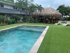 Bazén v ubytování Tiki Ora Lodge - Hura nebo v jeho okolí