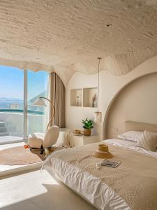 a bedroom with a large bed and a large window at Man hai Valley Hotel in Sansha +78 photos