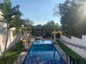 Casa del Unicornio Azul في كوكويوك: حمام سباحة في الفناء الخلفي للمنزل