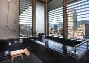 bagno con vasca e vista sulla città di Radium Kagaya Taipei a Taipei