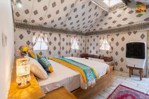 Postel nebo postele na pokoji v ubytování Limra Desert Camp
