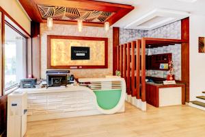 Televiisor ja/või meelelahutuskeskus majutusasutuses Super Townhouse Mysore Central