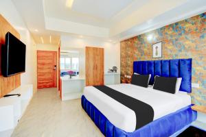 Televiisor ja/või meelelahutuskeskus majutusasutuses Super Townhouse Mysore Central
