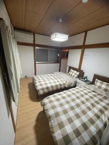 a room with two beds in a room at 福苑李 in Osaka