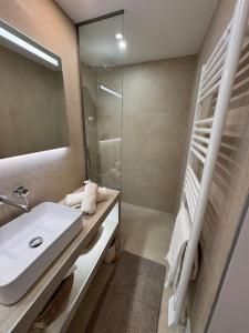 Koupelna v ubytování Appartement 50 m2 Le Lavandou - vue mer - plage - commerces