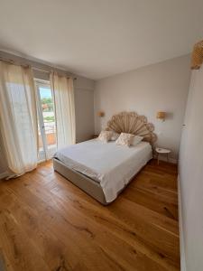 Postel nebo postele na pokoji v ubytování Appartement 50 m2 Le Lavandou - vue mer - plage - commerces