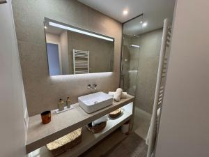 Koupelna v ubytování Appartement 50 m2 Le Lavandou - vue mer - plage - commerces + 16 fotografií
