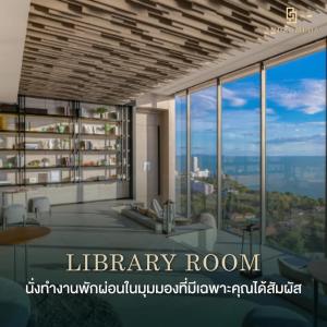 una sala de biblioteca con grandes ventanas en Stunning Sea View Condo -Next To Beach, en Pattaya South