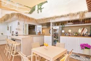 A kitchen or kitchenette at Suite Deluxe Face Mer Apart Malaga
