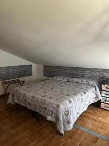 モンテプランドーネにあるGlam Houseのレンガの壁のある部屋にあるベッド +47枚の写真