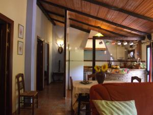 cocina y comedor con mesa y sillas en Casa La Rosa P.N. Sierra de Grazalema en Benamahoma