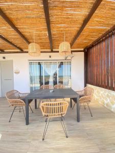 Balkón nebo terasa v ubytování Boho Nomad Seaview Detached House