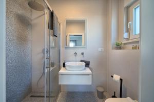 Et badeværelse på The Wave - Sea-View & Pool + 33 billeder