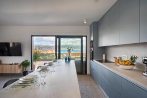 Køkken eller tekøkken på The Wave - Sea-View & Pool