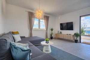 Et tv og/eller underholdning på The Wave - Sea-View & Pool