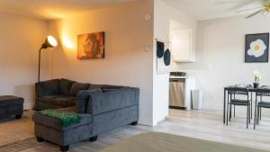 Χώρος καθιστικού στο Redondo Huge 1Bedroom,3 Queens, close to Beach Sleeps 7