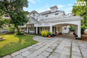 コーチにあるStayVista at Orchid Haven with BBQ, Poolの大白い家