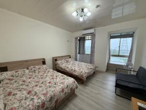 Postel nebo postele na pokoji v ubytování Johnnie's Inn