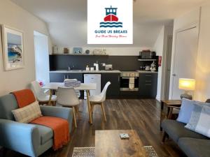 Kuchyň nebo kuchyňský kout v ubytování May Isle Apartment