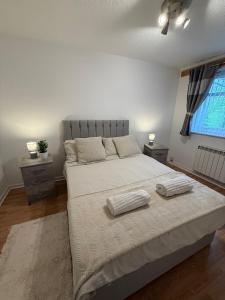 En eller flere senge i et værelse på Town house close to city centre