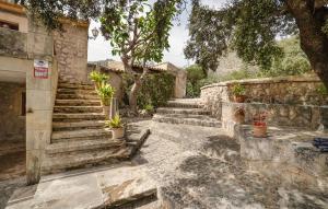 ポリェンサにあるColonya Petitの鉢植えの石段 +19枚の写真