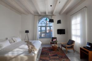 Uma TV ou centro de entretenimento em The Efendi Hotel Akko