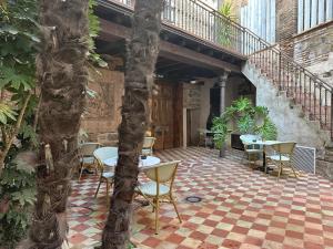 Un patio con mesas y sillas en un edificio. en 5 Sentidos - Suites de Lujo, en Tudela 12 fotos más