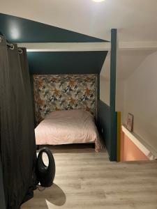 a bedroom with a bed in the corner of a room at Petite maison agréable climatisée in Nègrepelisse