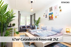a living room with a couch and plants at 12 FEWOs im Jugendstilhaus mit Aufzug, Terrasse, Kingsize-Bett, Smart-TV, etc in Erfurt
