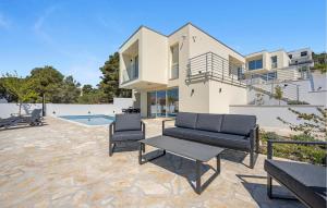 una casa con patio y piscina en 4 Bedroom Amazing Home In Zaboric, en Žaborić