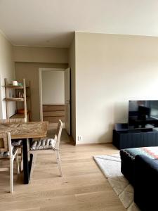 Modern Spacious Apt in Ski, 11min to Oslo的休息区