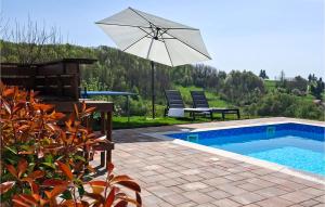 Bazén v ubytování Four-Bedroom Holiday Home In Pregrada nebo v jeho okolí + 21 fotografií
