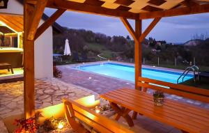 Bazén v ubytování Four-Bedroom Holiday Home In Pregrada nebo v jeho okolí