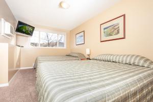 une chambre avec un grand lit et une fenêtre dans l'établissement Paradise Canyon Golf Resort - Luxury Condo M409, à Lethbridge