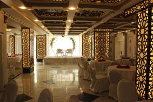 Shahr-e NowClock Tower Hotel的摆着白色桌子和椅子的宴会厅
