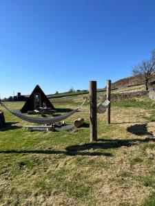 Foto de la galeria de Fox Den With Hammocks a Trawsfynydd