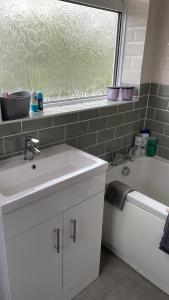 Koupelna v ubytování Modern, well-equipped and comfortable 3-bed home in lovely Shropshire village + 13 fotografií