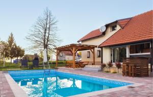 Bazén v ubytování Four-Bedroom Holiday Home In Pregrada nebo v jeho okolí