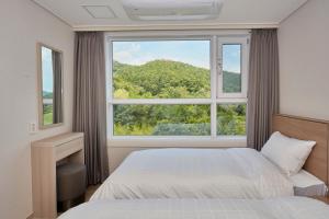 Postel nebo postele na pokoji v ubytování Kumho Hwasun Spa Resort