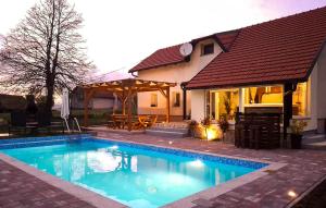 Bazén v ubytování Four-Bedroom Holiday Home In Pregrada nebo v jeho okolí
