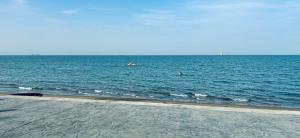 a large body of water with people in the ocean at Cozy Cửa Lò Hotel in Vinh
