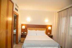 Postel nebo postele na pokoji v ubytování Hotel Córdoba Centro
