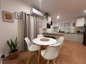 The Miners Cottage On Nettleton Lightning Ridge的厨房或小厨房
