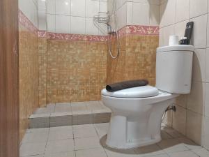 Koupelna v ubytování Best Deal and Cozy 2BR Vida View Apartment By Travelio