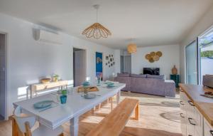 Una cocina y una sala de estar con una mesa y un sofá. en Stunning Home In La Brée-Les-Bains, en La Brée-les-Bains