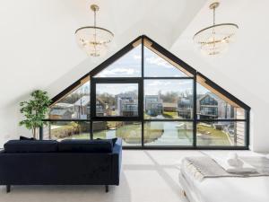 Postel nebo postele na pokoji v ubytování Stunning 5 bedroom lake-house hot tub views - Pass the Keys + 36 fotografií