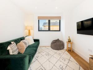 TV a/nebo společenská místnost v ubytování Stunning 5 bedroom lake-house hot tub views - Pass the Keys